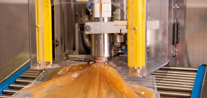 Como a polpa de fruta é processada e preparada para uso em indústrias de alimentos?